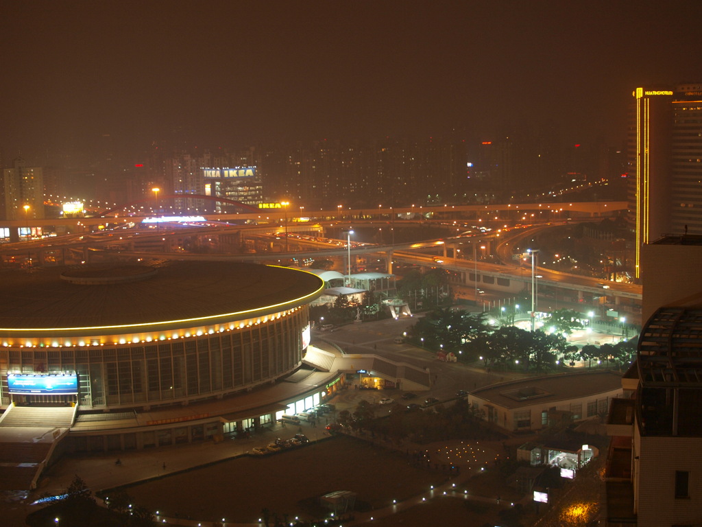夜の上海体育館