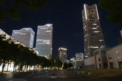 横浜美術館前