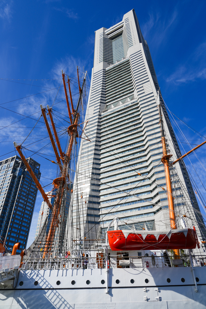 日本丸とランドマークタワー
