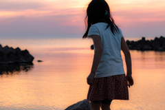 茜の海辺／美しさに涙する心豊かな少女