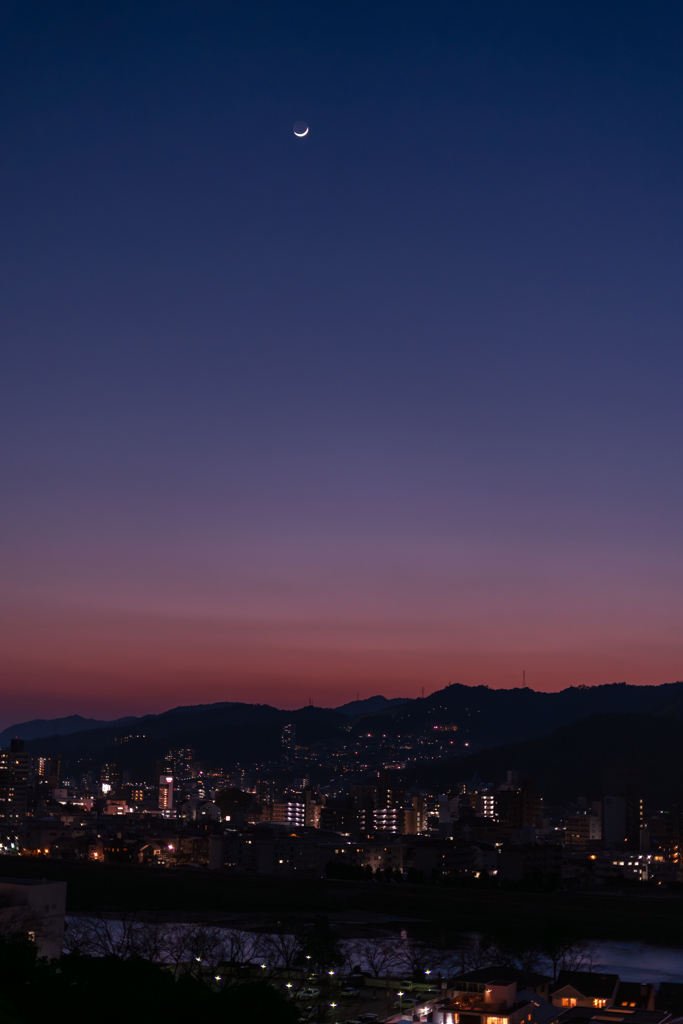 日暮れと三日月