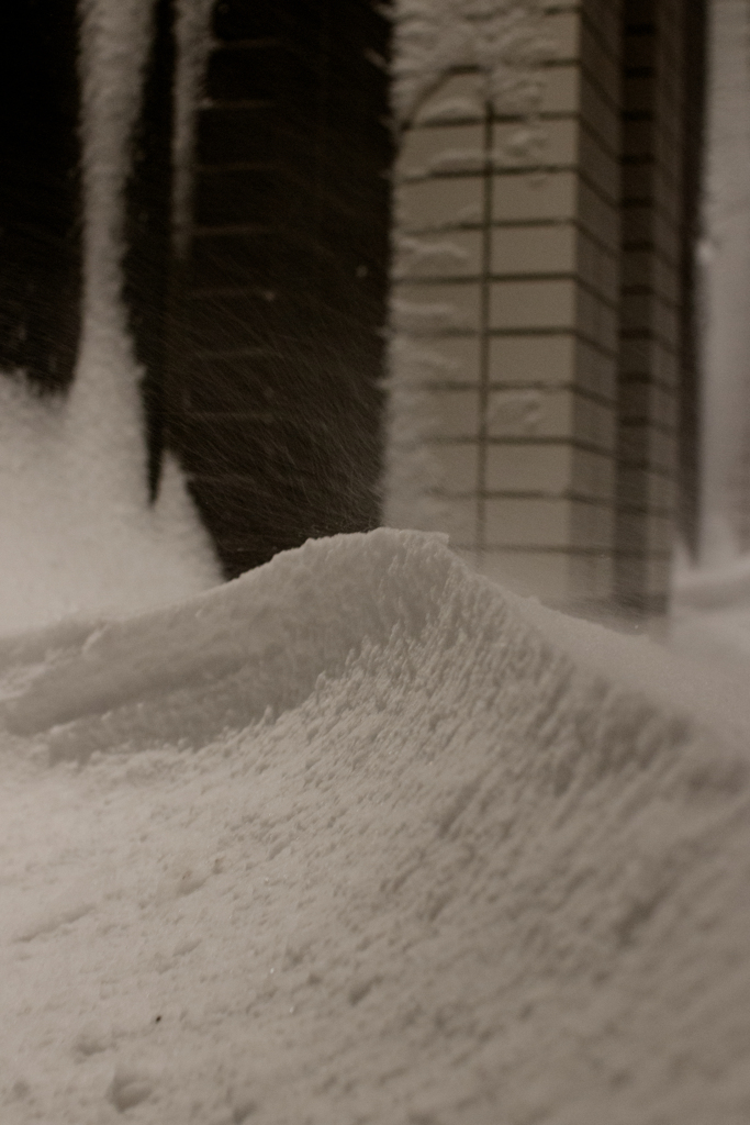 足元に雪山。