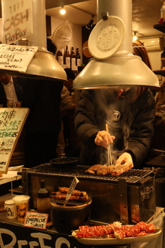 錦市場で肉を焼く人