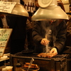 錦市場で肉を焼く人