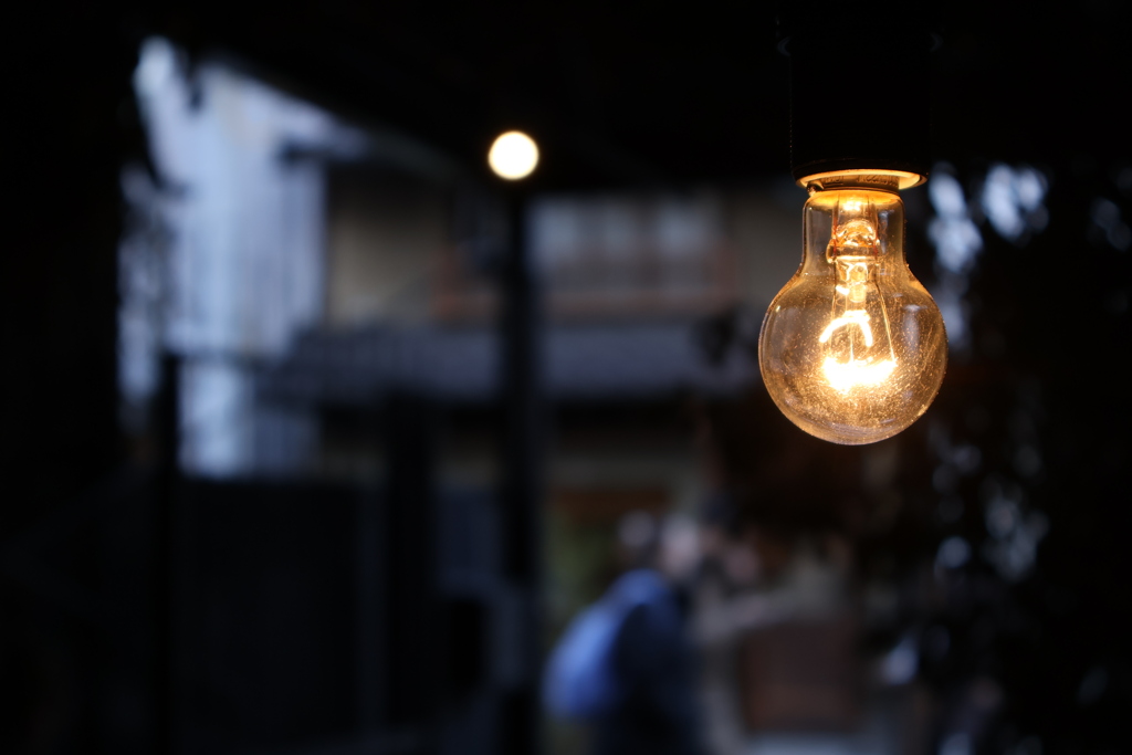 カフェのレトロな電球