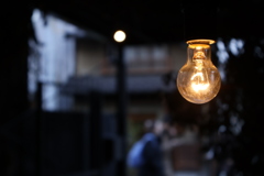 カフェのレトロな電球