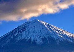 朝の富士　光り輝く　雪化粧