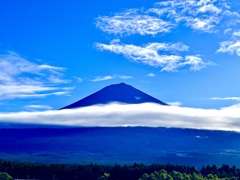 雲をまとった富士山