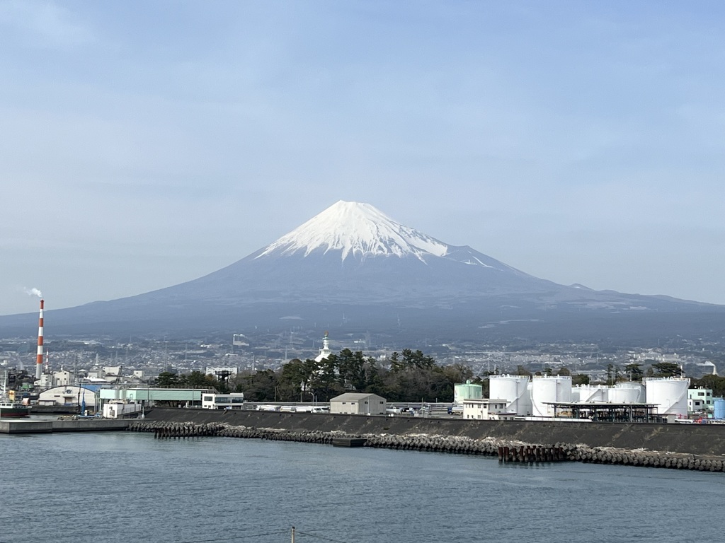 霞んだ富士山