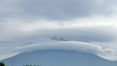 頭を雲の上に出‥‥。