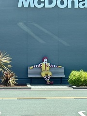 ドナルド マクドナルドも夏バテ