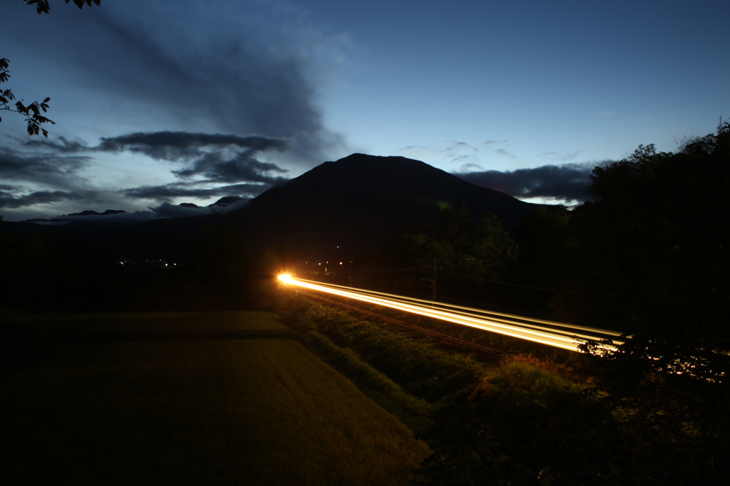 しなの鉄道　北しなの線の光跡と黒姫山