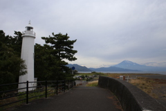 清水灯台と富士山(静岡市清水区、三保の松原）