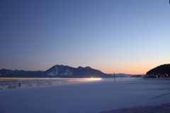 北信州、冬の高社山と飯山線の光跡