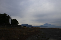 清水灯台と富士山(静岡市清水区、三保の松原）