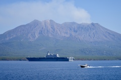 錦江湾にて2024 桜島と護衛艦いずも