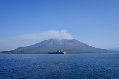 錦江湾にて2024 桜島と護衛艦いずも