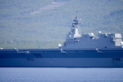 錦江湾にて2024 桜島と護衛艦いずも