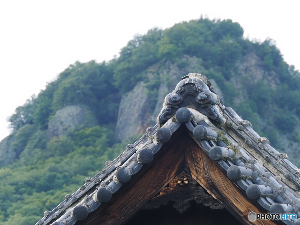 屋根と山