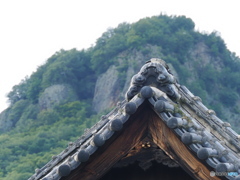 屋根と山
