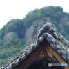 屋根と山