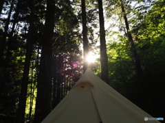 テントに昇る朝日