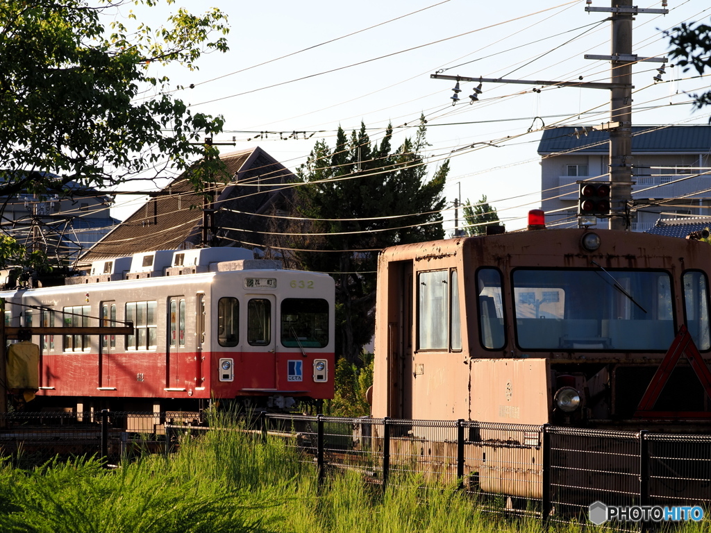 古い保線車両とローカル電車
