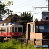古い保線車両とローカル電車