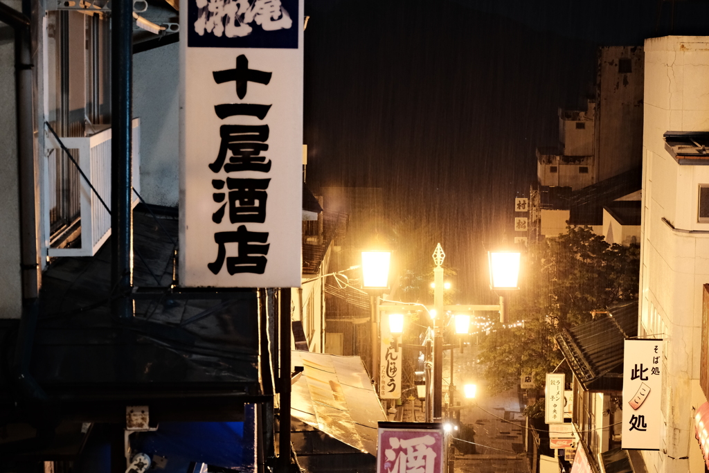 雨の石段街 