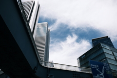 見上げる