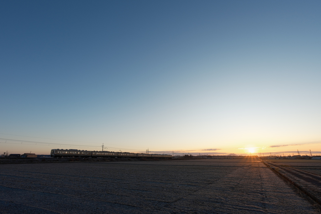 冬の田園を走る