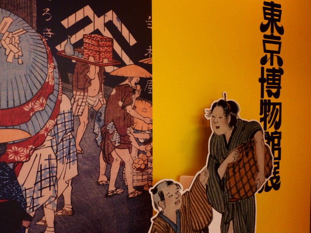 仄暗い展示室への入り口