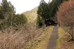 駅前交差点から坂上の駅を見た