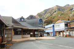 秘境駅で無人駅の市営図書館
