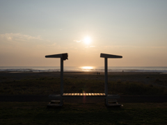 ベンチと朝日