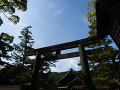 出雲大社拝殿と銅鳥居