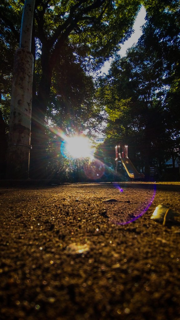 【夕暮れの誰もいない公園】