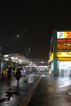 雨の湘南台駅前