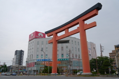 大鳥居とスーパーマーケット