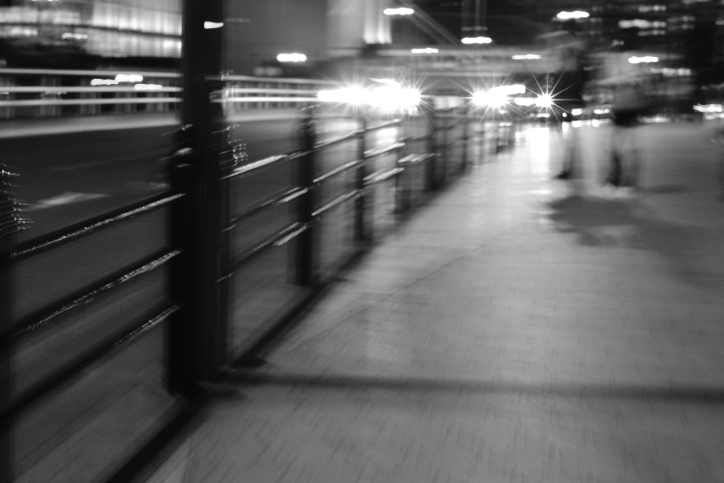夜歩く