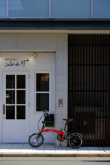 白い扉と赤い自転車