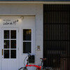 白い扉と赤い自転車
