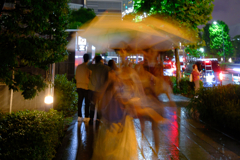 夜歩く人