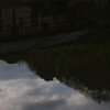 湖面に映る古民家…