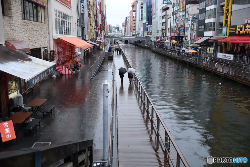 日曜の雨の道頓堀