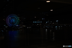 ガラス越しの夜の神戸