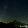 夏富士登山者と煌めく星