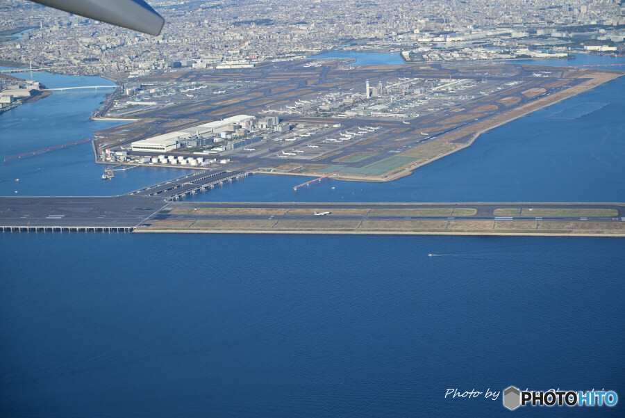 眼下に見える羽田空港D滑走路