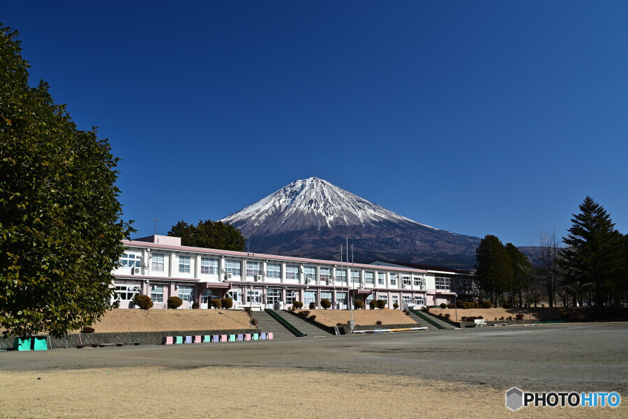 上井出小学校と富士山