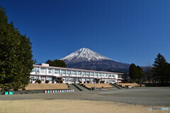 上井出小学校と富士山